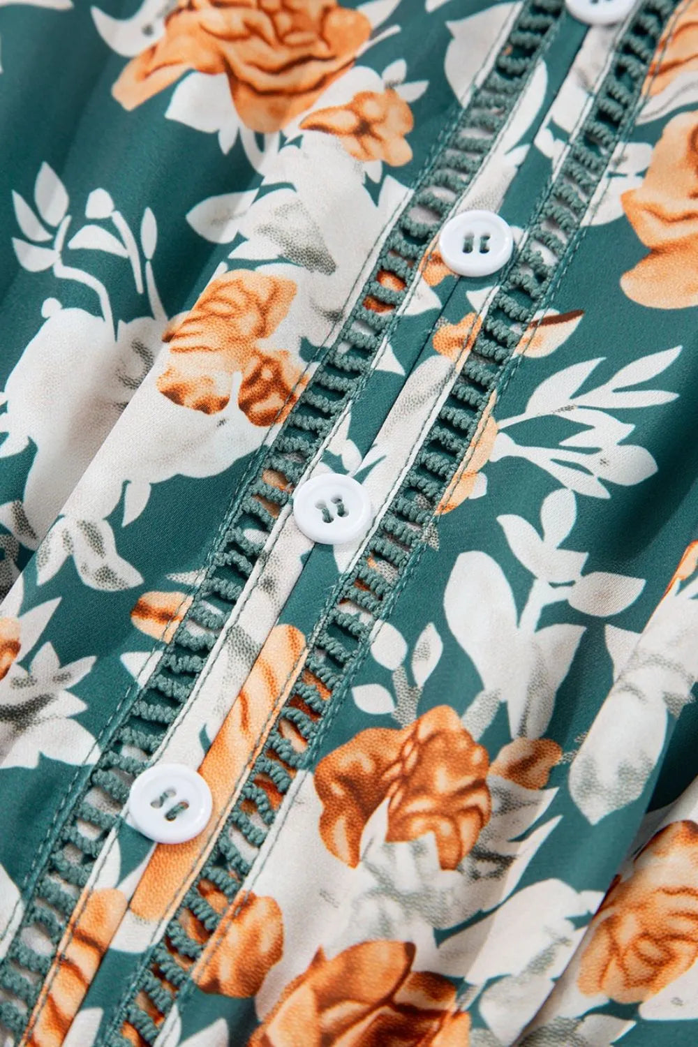 Vestido sin mangas con cuello en V y cintura anudada con estampado floral