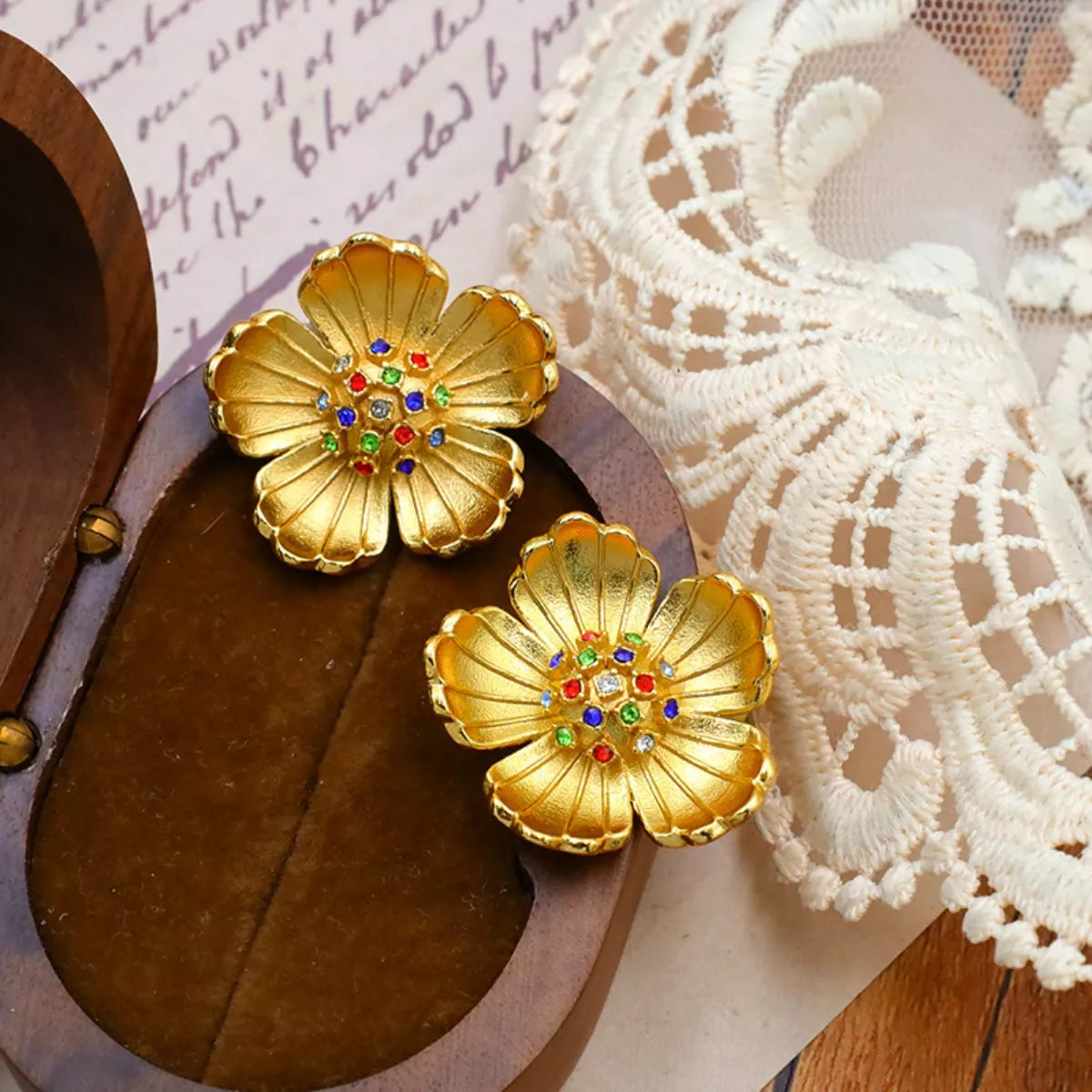 Pendientes de flor chapados en oro de 18 quilates