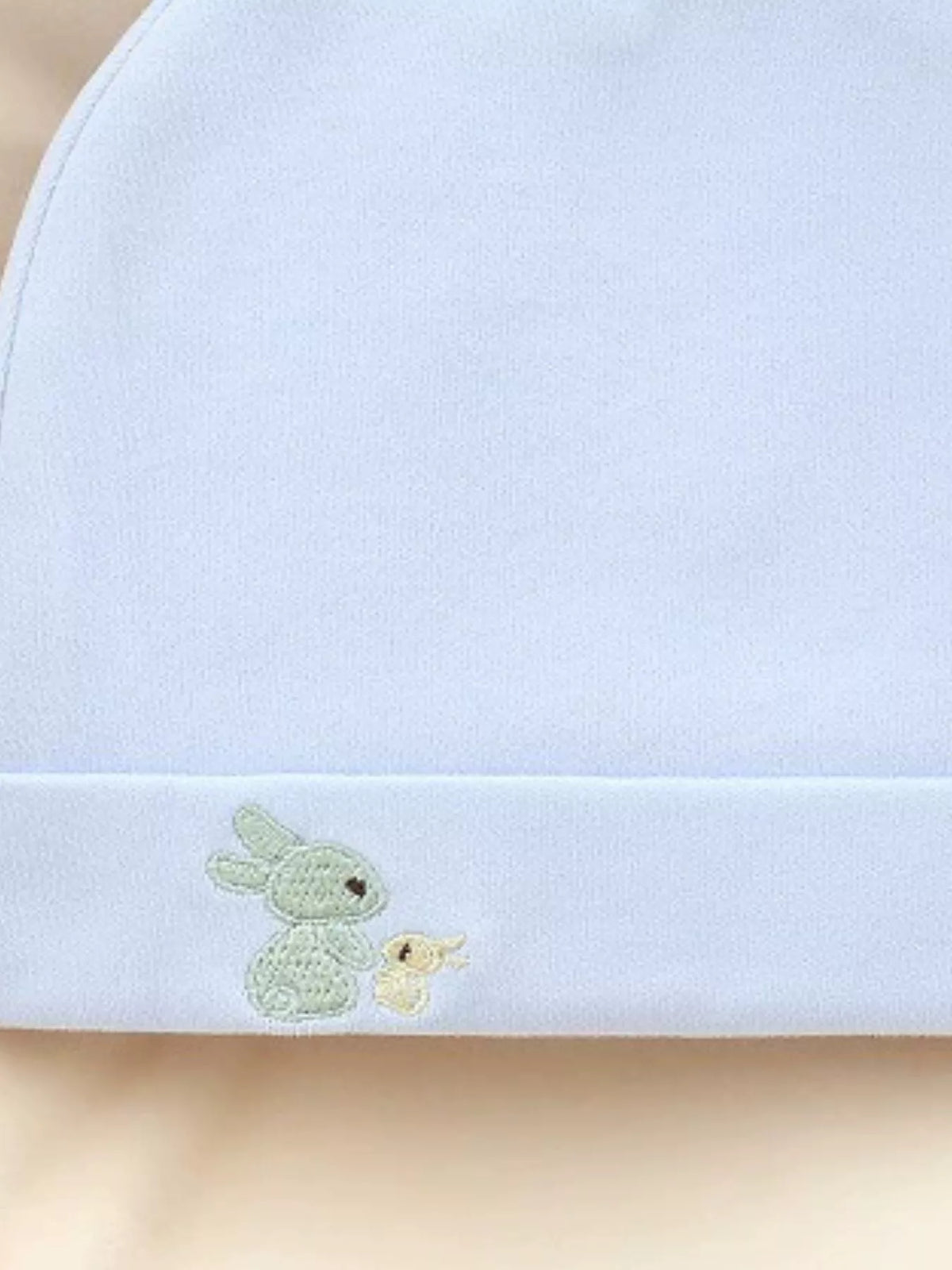 Gorro bordado con orejas de conejo para niños