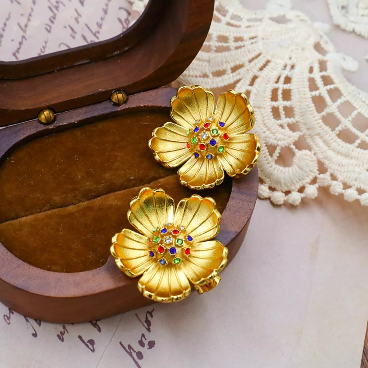 Pendientes de flor chapados en oro de 18 quilates