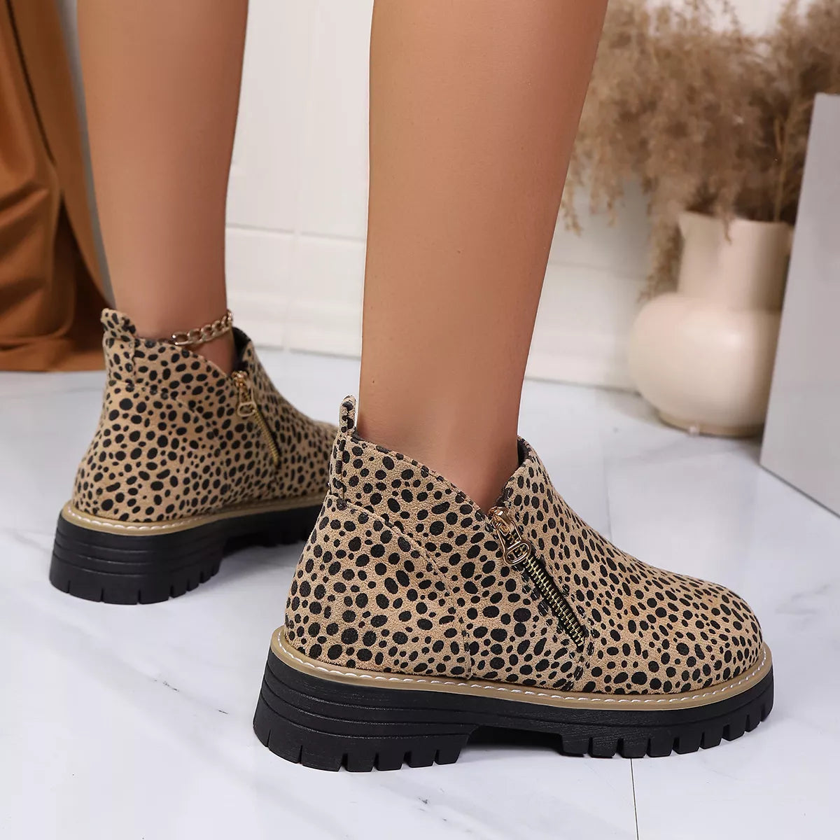 Botines con cremallera y estampado de leopardo