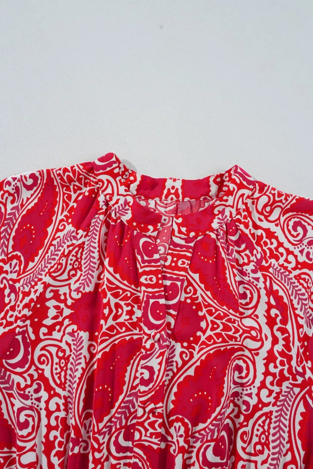 Vestido largo de cintura alta con mangas abullonadas y abertura lateral con estampado de cachemira