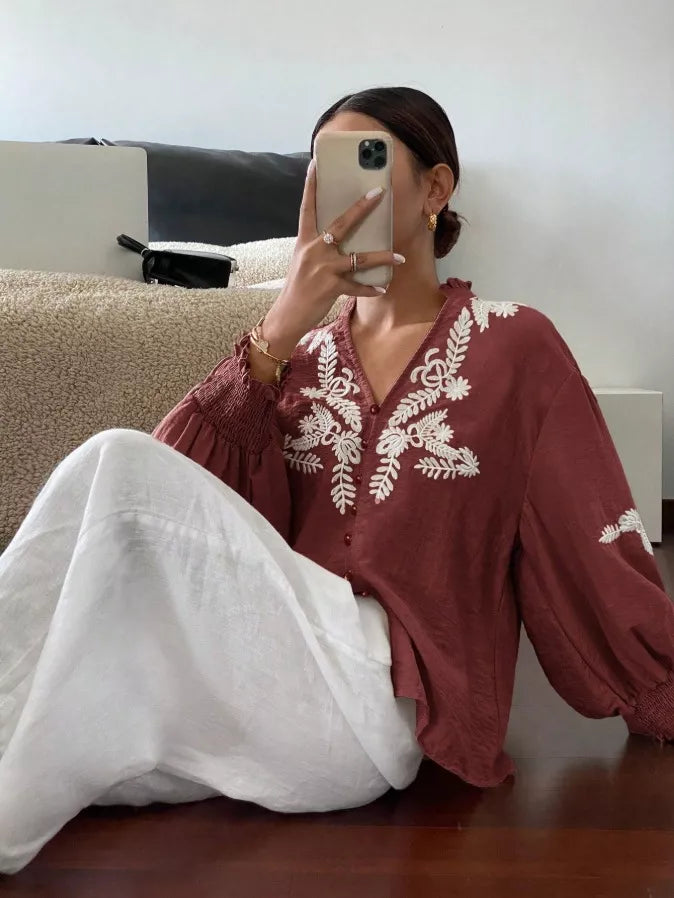 Blusa bordada de manga larga con cuello con muesca