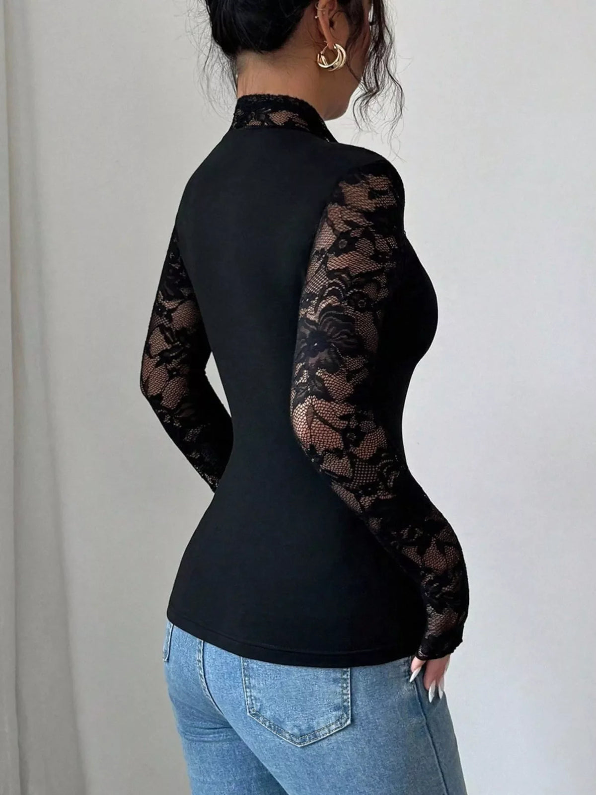 Camiseta de manga larga con encaje en las mangas