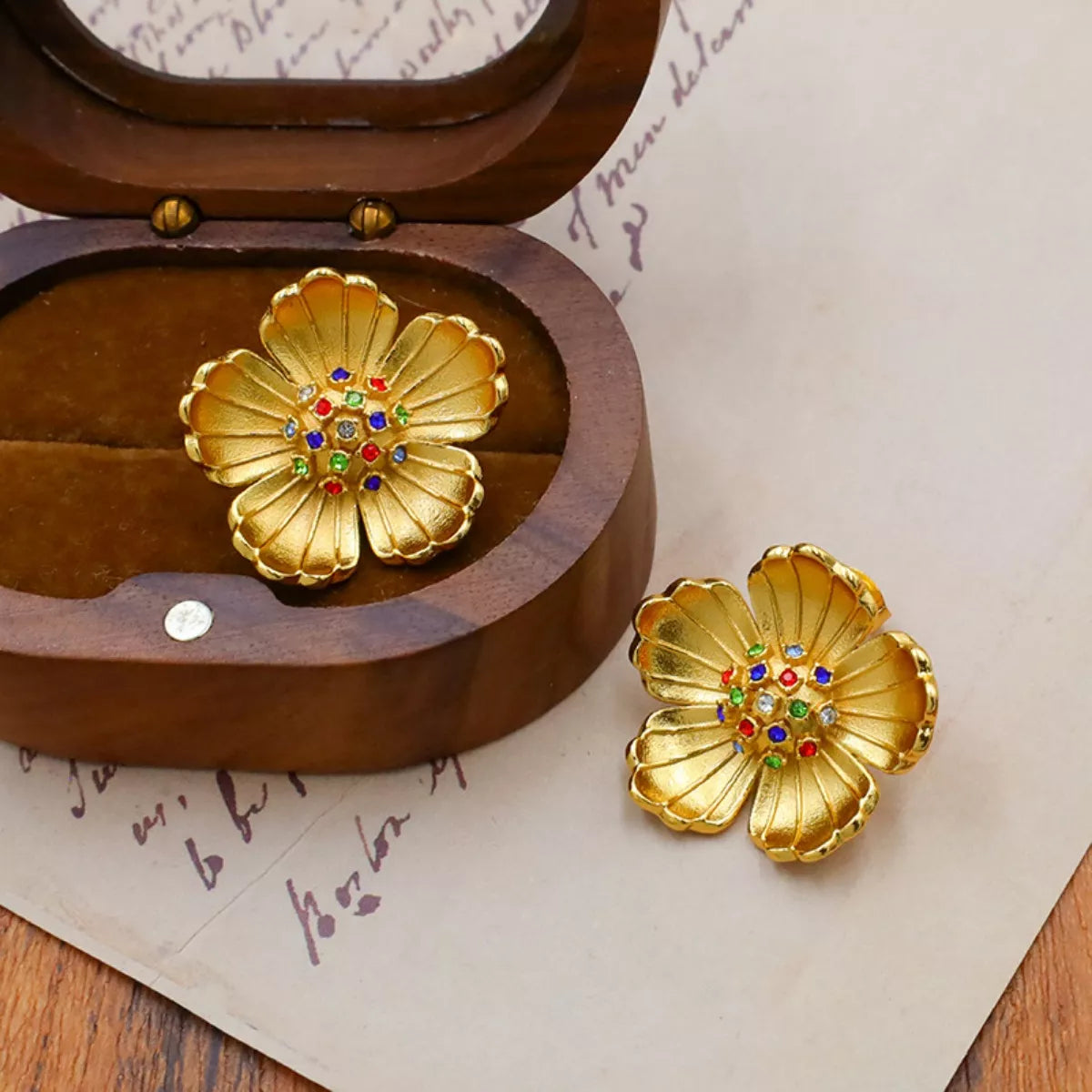 Pendientes de flor chapados en oro de 18 quilates
