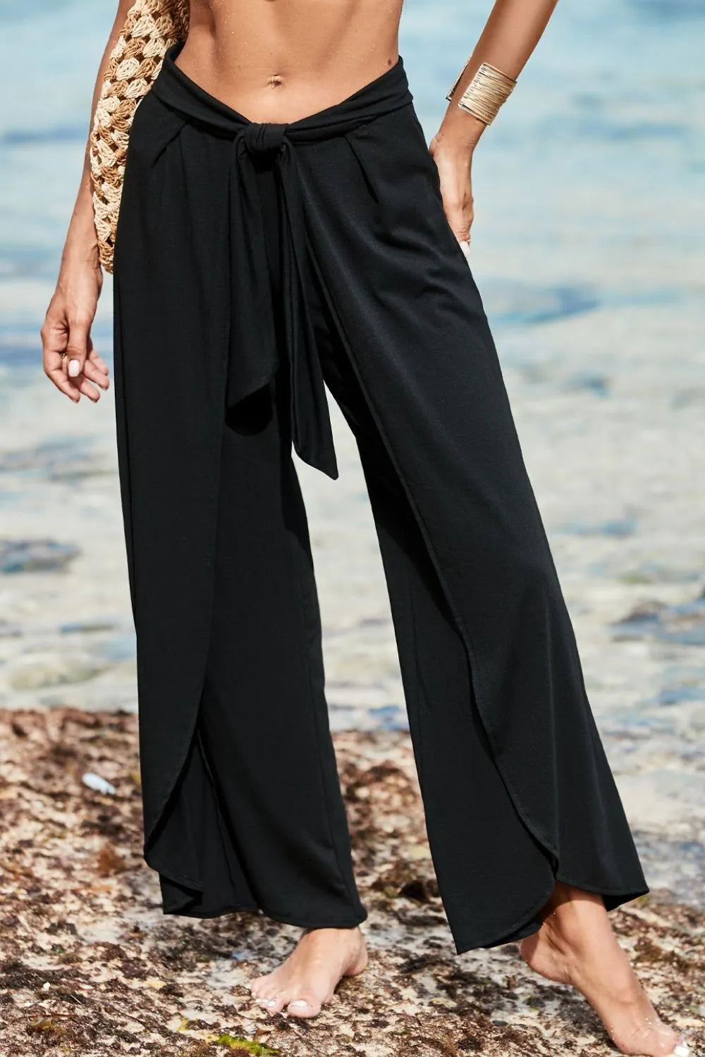 Pantalones holgados con cintura anudada y pierna dividida