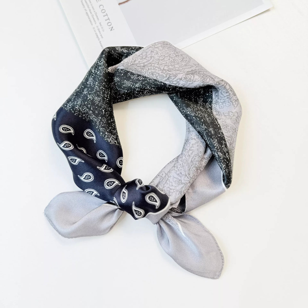 Pañuelo cuadrado de seda estampado