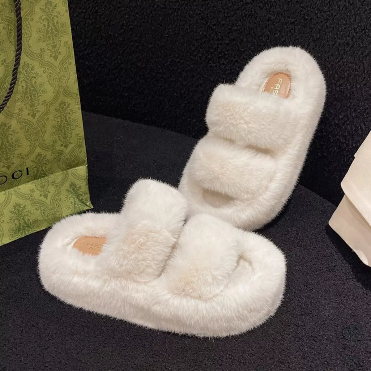 Pantuflas peludas de punta abierta