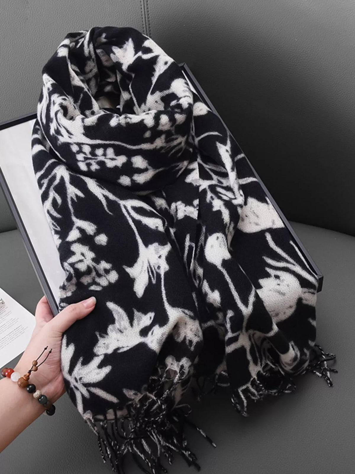 Pañuelo con estampado floral y flecos