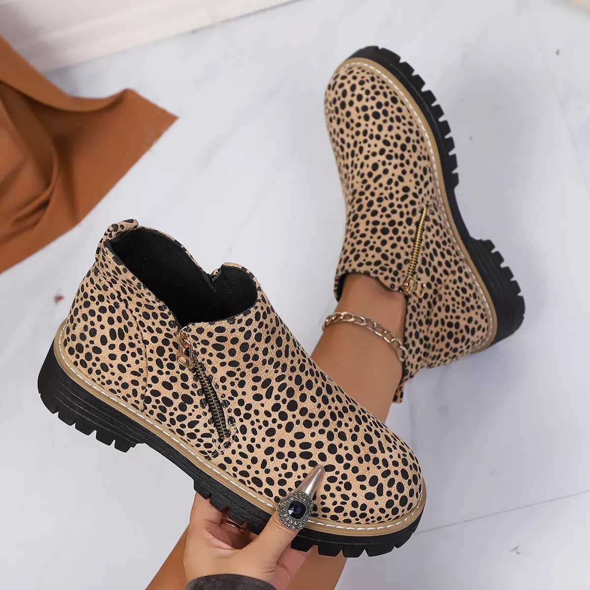Botines con cremallera y estampado de leopardo