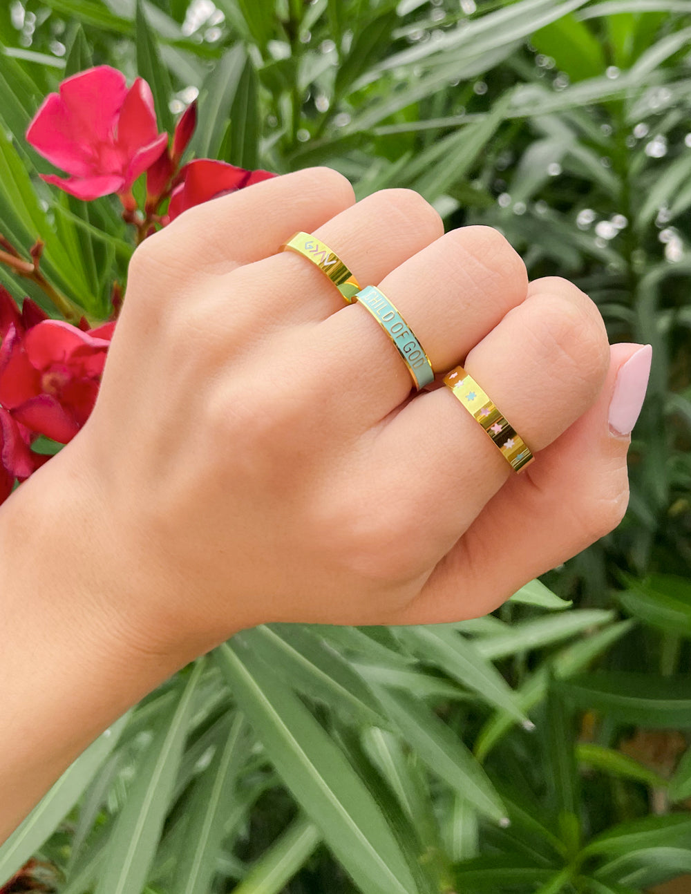 Anillo de esmalte dorado con altos y bajos