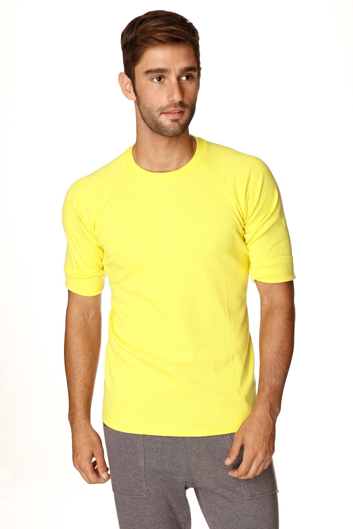 Camiseta híbrida de cuello redondo y raglán (amarilla)