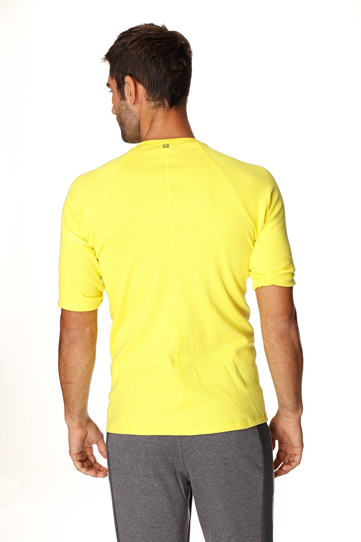 Camiseta híbrida de cuello redondo y raglán (amarilla)