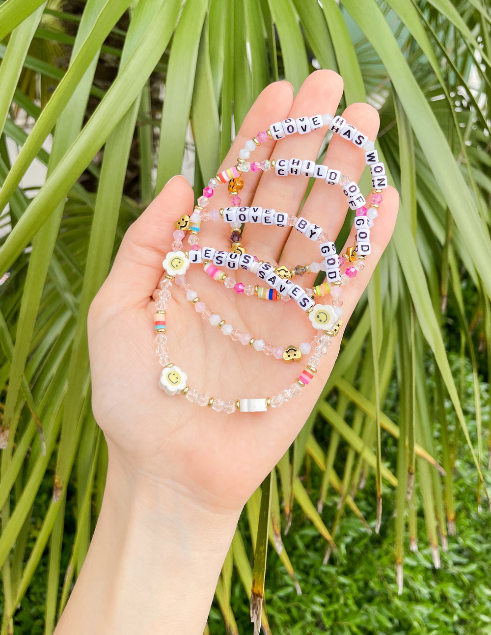 Pulsera con la letra "Amado por Dios" 