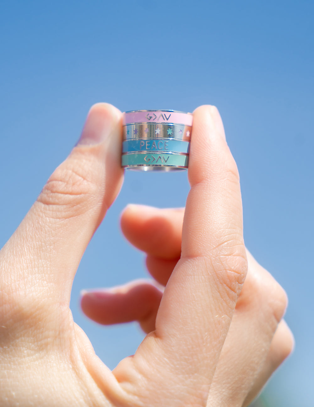 Anillo de esmalte rosa con altos y bajos