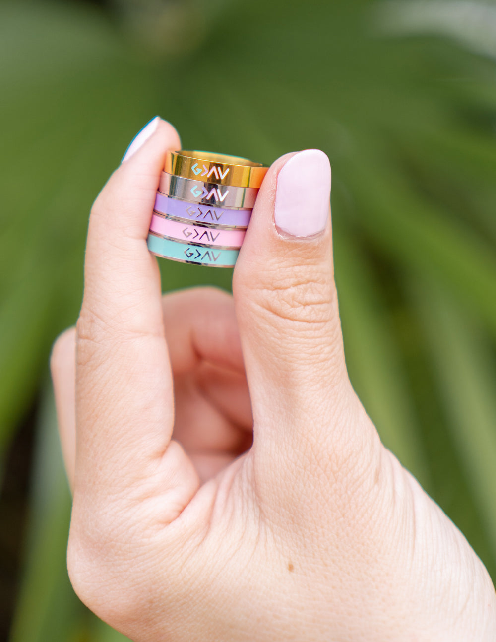 Anillo de esmalte rosa con altos y bajos