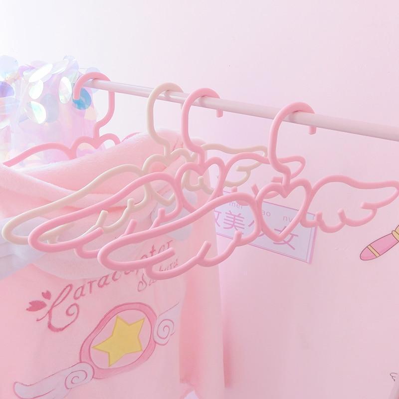 Perchas de ropa con alas de ángel