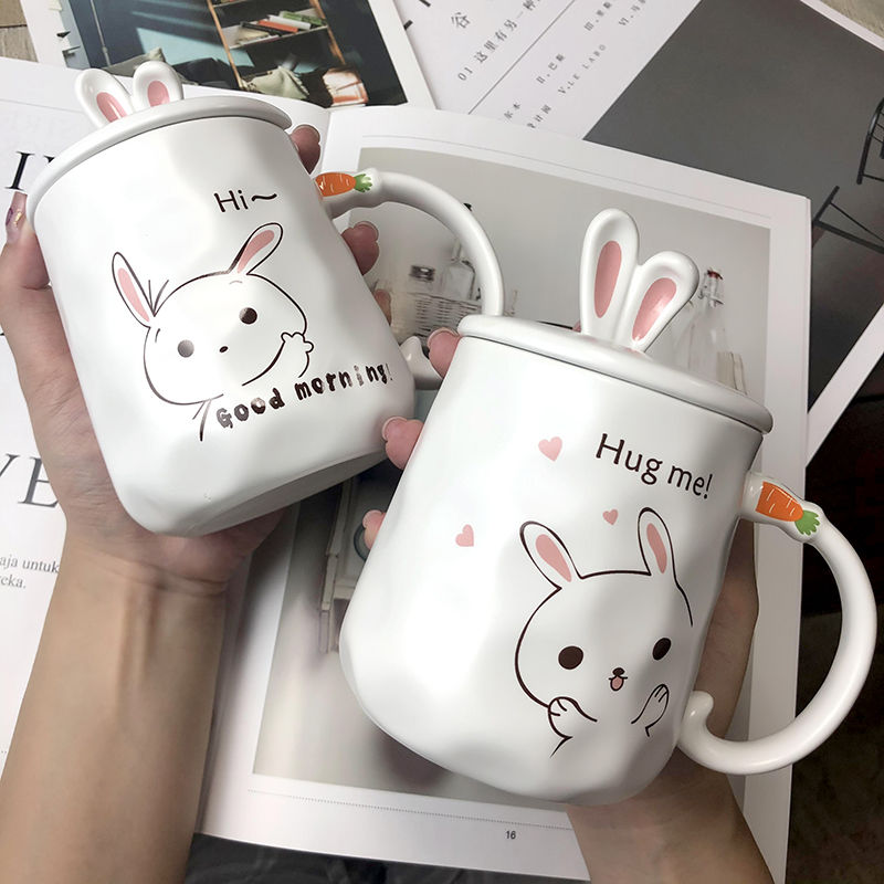 Taza de cerámica con forma de conejito