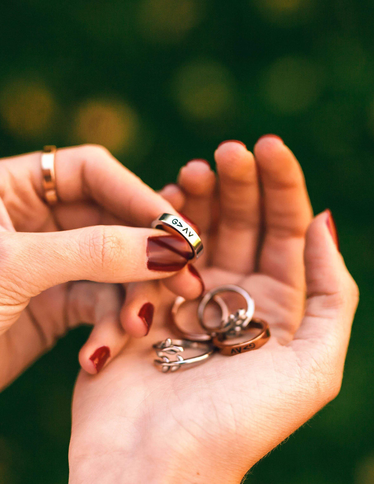 Anillo de oro rosa con altos y bajos