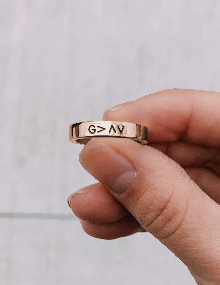 Anillo de oro rosa con altos y bajos