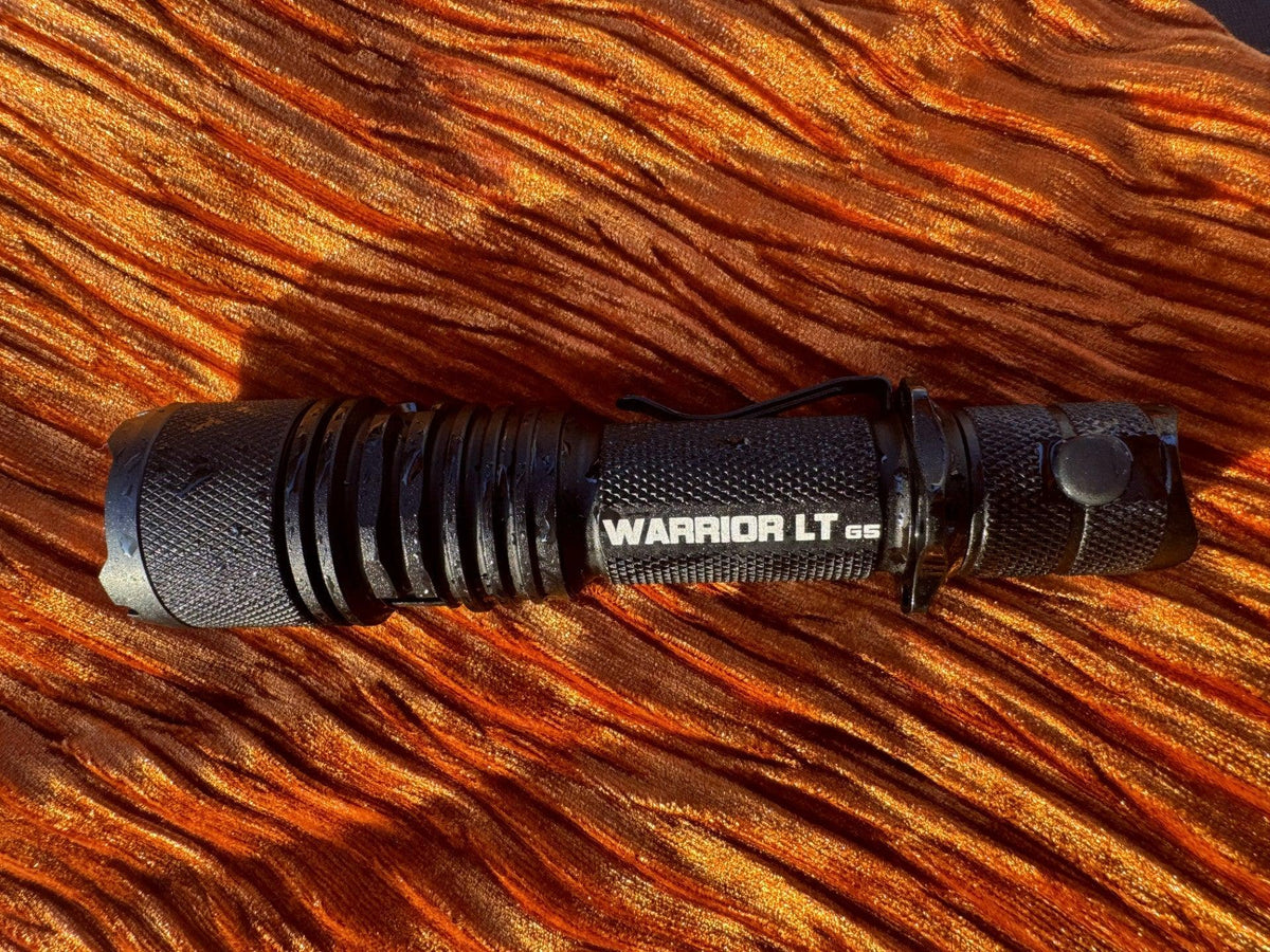 Linterna táctica Warrior GEN5 LT (largo alcance) de 3050 lúmenes