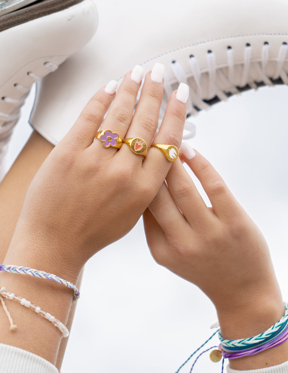 Anillo de paloma de oro y esmalte blanco