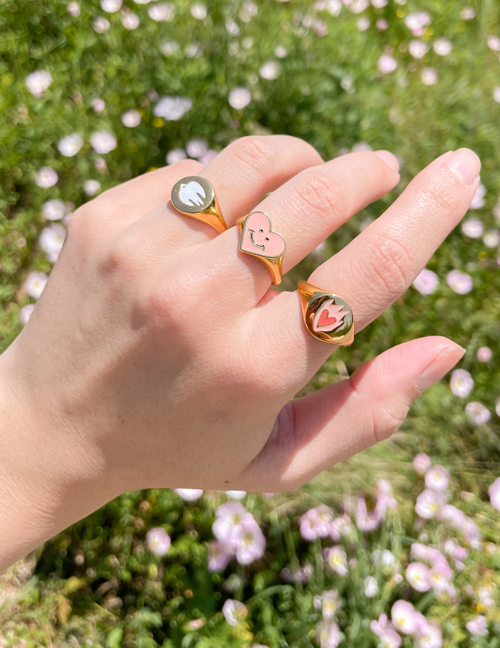 Anillo de paloma de oro y esmalte blanco